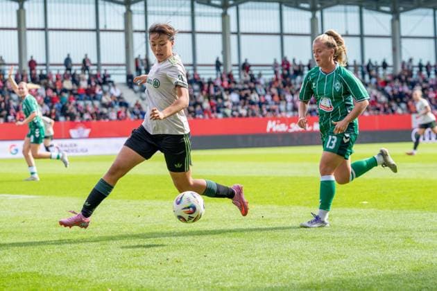 Momoko Tanikawa (18 Bayern) und Ricarda Walkling (13 Bremen) in Aktion beim Google Pixel Frauen Bundesligaspiel FC Bayern München - SV Werder Bremen am 04.10.2025. München FC Bayern Campus Bayern Deutschland