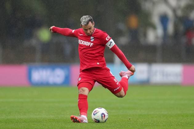 Sport Bilder des Tages 04.10.2025, xjcx, Herren, Fussball, Saison 2025 2026, 3. Liga, 10. Spieltag: 1. FC Schweinfurt 1905 - SC Verl Niko Kijewski ( 19, SC Verl), DFL DFB REGULATES PROHIBIT ANY USE OF PHOTOGRAPHS AS IMAGE SEQUENCES AND OR QUASI-VIDEO Schweinfurt Sachs-Stadion Bayern Deutschland