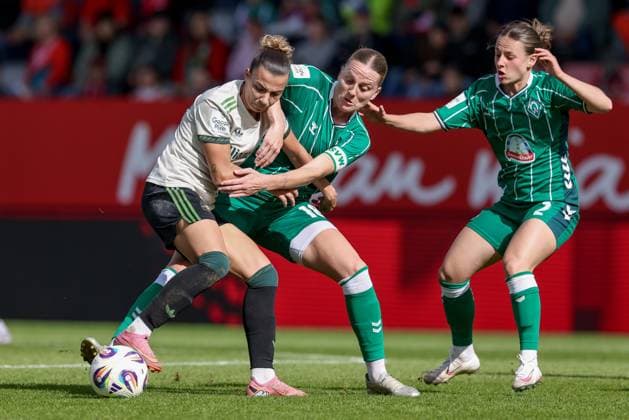 Sport Bilder des Tages v.li.: Arianna Caruso (FC Bayern München, 27), Lina Hausicke (SV Werder Bremen, 18) und Chiara D Angelo (SV Werder Bremen, 2) im Zweikampf, Duell, Dynamik, Aktion, Action, Spielszene, DIE DFB-RICHTLINIEN UNTERSAGEN JEGLICHE NUTZUNG VON FOTOS ALS SEQUENZBILDER UND ODER VIDEOÄHNLICHE FOTOSTRECKEN. DFB REGULATIONS PROHIBIT ANY USE OF PHOTOGRAPHS AS IMAGE SEQUENCES AND OR QUASI-VIDEO., 04.10.2025, München (Deutschland), Fussball, Google Pixel Frauen-Bundesliga, FC Bayern München - SV Werder Bremen