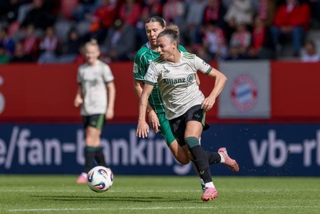 v.li.: Larissa Mühlhaus (SV Werder Bremen, 7) und Arianna Caruso (FC Bayern München, 27) im Zweikampf, Duell, Dynamik, Aktion, Action, Spielszene, DIE DFB-RICHTLINIEN UNTERSAGEN JEGLICHE NUTZUNG VON FOTOS ALS SEQUENZBILDER UND ODER VIDEOÄHNLICHE FOTOSTRECKEN. DFB REGULATIONS PROHIBIT ANY USE OF PHOTOGRAPHS AS IMAGE SEQUENCES AND OR QUASI-VIDEO., 04.10.2025, München (Deutschland), Fussball, Google Pixel Frauen-Bundesliga, FC Bayern München - SV Werder Bremen