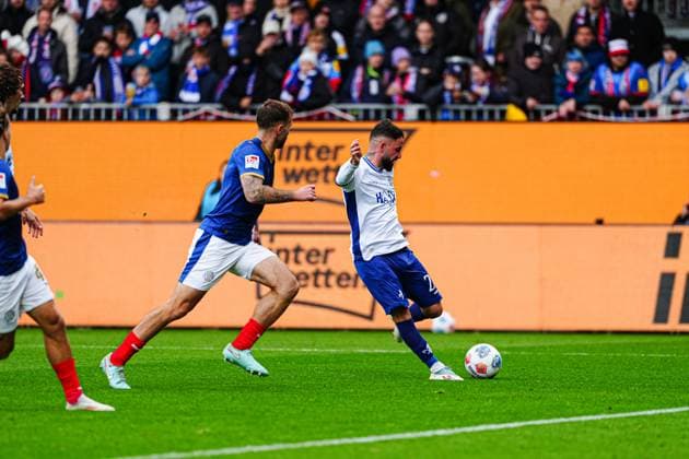Torschuss Torchance Marco Richter (SV Darmstadt 98, 23) GER, Holstein Kiel vs. SV Darmstadt 98, Fussball, 2. Bundesliga, Spieltag 8, Saison 2025 2026, 04.10.2025 DFL REGULATIONS PROHIBIT ANY USE OF PHOTOGRAPHS AS IMAGE SEQUENCES AND OR QUASI-VIDEO GER, Holstein Kiel vs. SV Darmstadt 98, Fussball, 2. Bundesliga, Spieltag 8, Saison 2025 2026, 04.10.2025 Kiel