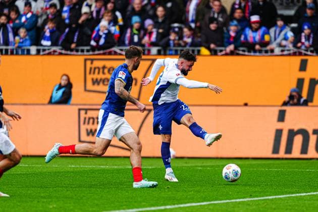 Torschuss Torchance Marco Richter (SV Darmstadt 98, 23) GER, Holstein Kiel vs. SV Darmstadt 98, Fussball, 2. Bundesliga, Spieltag 8, Saison 2025 2026, 04.10.2025 DFL REGULATIONS PROHIBIT ANY USE OF PHOTOGRAPHS AS IMAGE SEQUENCES AND OR QUASI-VIDEO GER, Holstein Kiel vs. SV Darmstadt 98, Fussball, 2. Bundesliga, Spieltag 8, Saison 2025 2026, 04.10.2025 Kiel