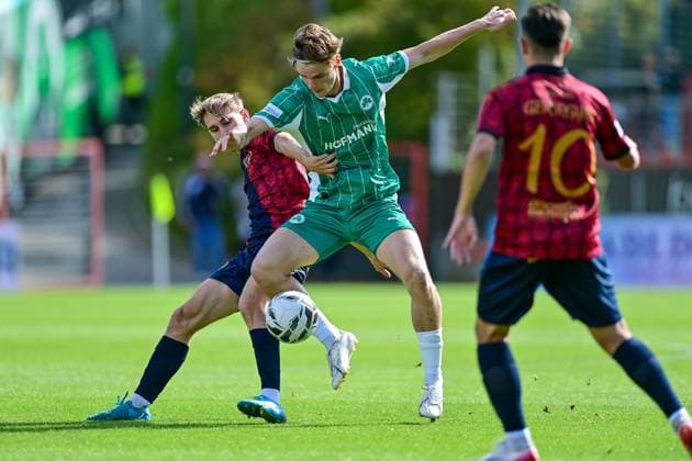 Sport Bilder des Tages v.li.: Nils Ortel (Unterhaching, 49) Lado Akhalaia (Greuther Fürth II, 24) im Zweikampf, Duell, duel, tackle, Dynamik, Action, Aktion, 04.10.2025, Unterhaching (Deutschland), Fussball, Regionalliga Bayern, SpVgg Unterhaching - SpVgg Greuther Fürth II