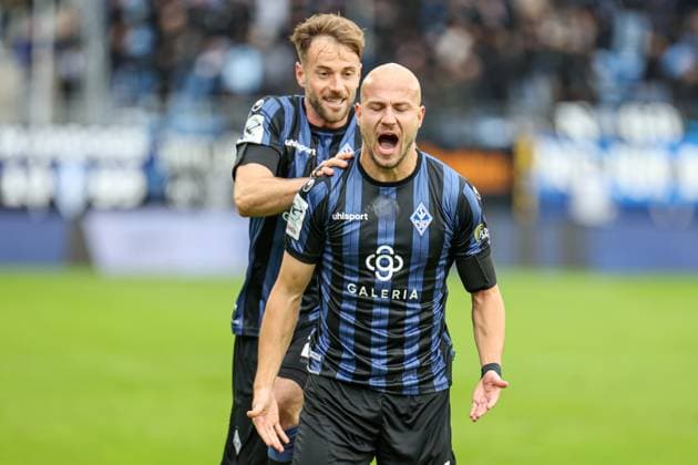 Waldhof-Buwe jubeln um das Tor von Felix Lohkemper (SV Waldhof Mannheim, 9) beim SV Waldhof Mannheim - VfL Osnabrueck am 04.10.25 in Carl Benz Stadion, Mannheim xamx Foto: Alfio Marino