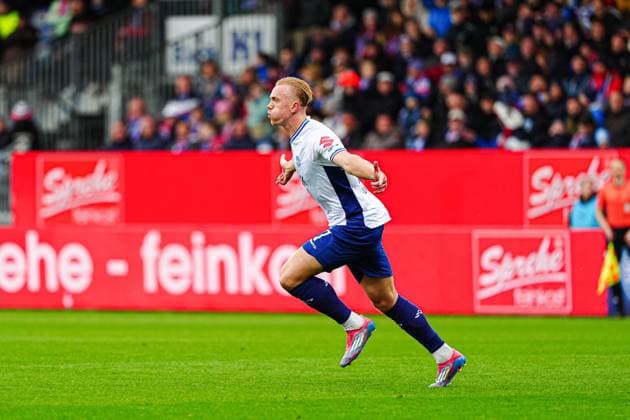 Torjubel nach Tor zum 0:1 Isac Lidberg (SV Darmstadt 98, 07) GER, Holstein Kiel vs. SV Darmstadt 98, Fussball, 2. Bundesliga, Spieltag 8, Saison 2025 2026, 04.10.2025 DFL REGULATIONS PROHIBIT ANY USE OF PHOTOGRAPHS AS IMAGE SEQUENCES AND OR QUASI-VIDEO GER, Holstein Kiel vs. SV Darmstadt 98, Fussball, 2. Bundesliga, Spieltag 8, Saison 2025 2026, 04.10.2025 Kiel