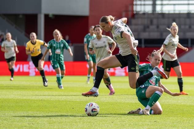 Klara Buehl 17 (FC Bayern Muenchen Frauen), FC Bayern Frauen Muenchen - SV Werder Bremen, Google Pixel Frauenbundesliga, 5. Spieltag, 04.10.25 DFB regulations prohibit any use of photographs as image sequences and or quasi-video. (kolbert-press) Muenchen Bayern Deutschland