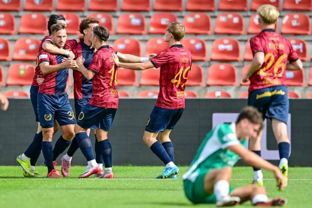 Unterhachinger Spieler mit Torjubel, Jubel, Torjubel, Torerfolg, celebrate the goal, goal, celebration, Jubel ueber das Tor zum 1:0 durch Simon Skarlatidis (Unterhaching, 30) (2.v.li.), optimistisch, Action, Aktion, 04.10.2025, Unterhaching (Deutschland), Fussball, Regionalliga Bayern, SpVgg Unterhaching - SpVgg Greuther Fürth II