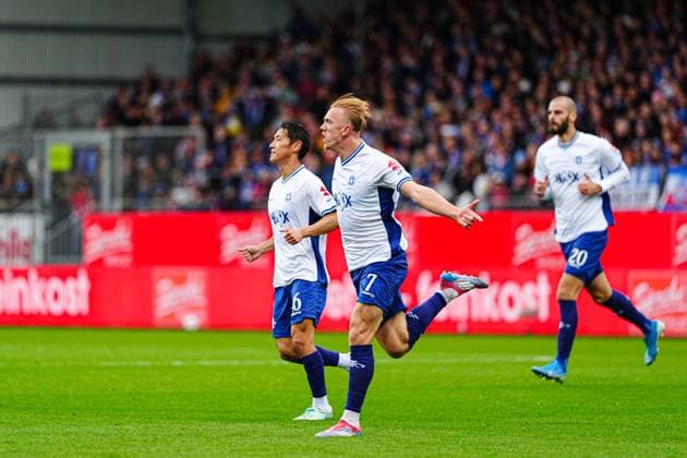 Torjubel nach Tor zum 0:1 Isac Lidberg (SV Darmstadt 98, 07) GER, Holstein Kiel vs. SV Darmstadt 98, Fussball, 2. Bundesliga, Spieltag 8, Saison 2025 2026, 04.10.2025 DFL REGULATIONS PROHIBIT ANY USE OF PHOTOGRAPHS AS IMAGE SEQUENCES AND OR QUASI-VIDEO GER, Holstein Kiel vs. SV Darmstadt 98, Fussball, 2. Bundesliga, Spieltag 8, Saison 2025 2026, 04.10.2025 Kiel