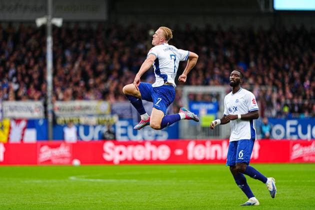 Sport Bilder des Tages Torjubel nach Tor zum 0:1 Isac Lidberg (SV Darmstadt 98, 07) GER, Holstein Kiel vs. SV Darmstadt 98, Fussball, 2. Bundesliga, Spieltag 8, Saison 2025 2026, 04.10.2025 DFL REGULATIONS PROHIBIT ANY USE OF PHOTOGRAPHS AS IMAGE SEQUENCES AND OR QUASI-VIDEO GER, Holstein Kiel vs. SV Darmstadt 98, Fussball, 2. Bundesliga, Spieltag 8, Saison 2025 2026, 04.10.2025 Kiel