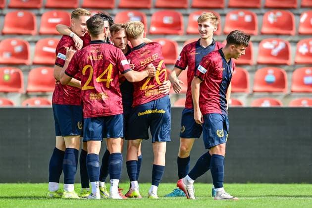 Unterhachinger Spieler mit Torjubel, Jubel, Torjubel, Torerfolg, celebrate the goal, goal, celebration, Jubel ueber das Tor zum 1:0 durch Simon Skarlatidis (Unterhaching, 30) (4.v.li.), optimistisch, Action, Aktion, 04.10.2025, Unterhaching (Deutschland), Fussball, Regionalliga Bayern, SpVgg Unterhaching - SpVgg Greuther Fürth II