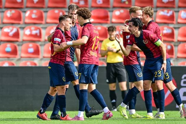 Unterhachinger Spieler mit Torjubel, Jubel, Torjubel, Torerfolg, celebrate the goal, goal, celebration, Jubel ueber das Tor zum 1:0 durch Simon Skarlatidis (Unterhaching, 30) (1.v.li.), optimistisch, Action, Aktion, 04.10.2025, Unterhaching (Deutschland), Fussball, Regionalliga Bayern, SpVgg Unterhaching - SpVgg Greuther Fürth II