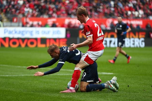 04.10.2025, xmohx, Fussball 2.Bundesliga, 1.FC Kaiserslautern - VfL Bochum v.l. Leandro Morgalla (VfL Bochum) Mika Haas (1. FC Kaiserslautern) Zweikampf, Aktion, action, battle for the ball (DFL DFB REGULATIONS PROHIBIT ANY USE OF PHOTOGRAPHS as IMAGE SEQUENCES and or QUASI-VIDEO) Kaiserslautern
