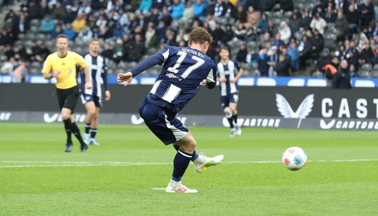 Sebastian Grönning erzielt das Tor zum 2:0 Einzelbild Freisteller Aktion Fußball Fussball DFL 2.Bundesliga Herren 8. Spieltag Saison 2025 2026 04.10.2025 Hertha BSC Berlin vs. Preußen Münster DFL regulations prohibit any use of photographs as image sequences and or quasi-video