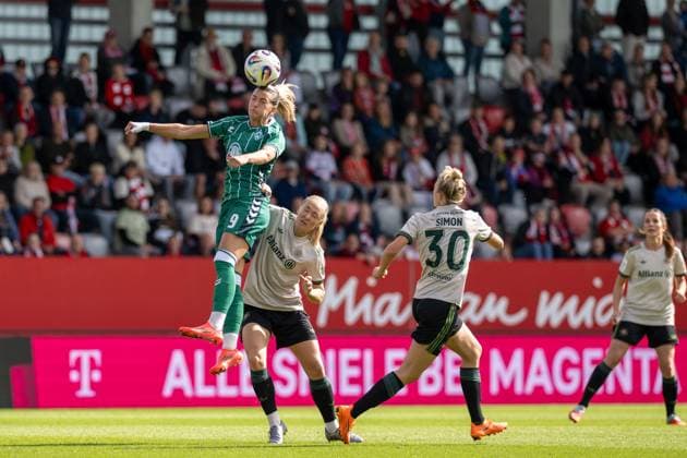 Kopfball von Medina Desic 9 (SV Werder Bremen), Pernille Harder 21 (FC Bayern Muenchen Frauen), Carolin Simon 30 (FC Bayern Muenchen Frauen), FC Bayern Frauen Muenchen - SV Werder Bremen, Google Pixel Frauenbundesliga, 5. Spieltag, 04.10.25 DFB regulations prohibit any use of photographs as image sequences and or quasi-video. (kolbert-press) Muenchen Bayern Deutschland