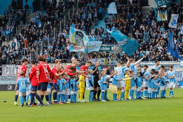 CFC vs FC Eilenburg 04.10.2025, Chemnitz, eins Stadion- An der Gellertstrasse, Fussball, Regionalliga Nordost, Saison 2025 2026, 11. Spieltag, CFC, CFC vs FC Eilenburg Die Mannschaften stellen sich vor Chemnitz Sachsen BRD