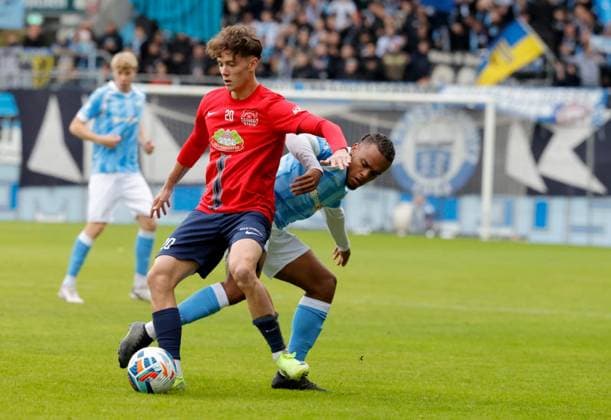 Sport Bilder des Tages CFC vs FC Eilenburg 04.10.2025, Chemnitz, eins Stadion- An der Gellertstrasse, Fussball, Regionalliga Nordost, Saison 2025 2026, 11. Spieltag, CFC, CFC vs FC Eilenburgvlnr: Kurt Pestel und Martial Ekui Chemnitz Sachsen BRD