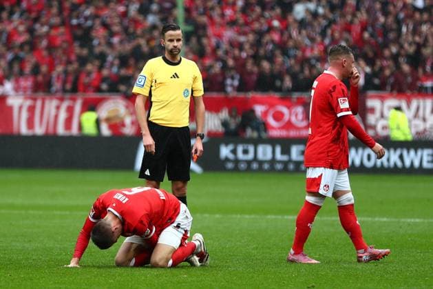 04.10.2025, xmohx, Fussball 2.Bundesliga, 1.FC Kaiserslautern - VfL Bochum v.l. Fabian Kunze (1. FC Kaiserslautern) verletzt, Verletzung, Schmerz, Schmerzen Schiedsrichter Referee Michael Bacher (Rosenheim) Marlon Ritter (1. FC Kaiserslautern) (DFL DFB REGULATIONS PROHIBIT ANY USE OF PHOTOGRAPHS as IMAGE SEQUENCES and or QUASI-VIDEO) Kaiserslautern