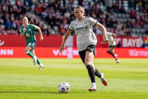Klara Buehl 17 (FC Bayern Muenchen Frauen), FC Bayern Frauen Muenchen - SV Werder Bremen, Google Pixel Frauenbundesliga, 5. Spieltag, 04.10.25 DFB regulations prohibit any use of photographs as image sequences and or quasi-video. (kolbert-press) Muenchen Bayern Deutschland
