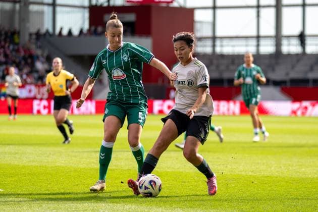 Michelle Ulbrich 5 (SV Werder Bremen), im Zweikampf mit Momoko Tanikawa 18 (FC Bayern Muenchen Frauen), FC Bayern Frauen Muenchen - SV Werder Bremen, Google Pixel Frauenbundesliga, 5. Spieltag, 04.10.25 DFB regulations prohibit any use of photographs as image sequences and or quasi-video. (kolbert-press) Muenchen Bayern Deutschland