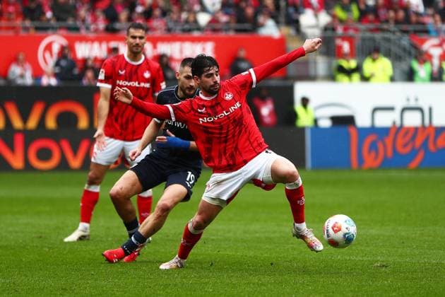 04.10.2025, xmohx, Fussball 2.Bundesliga, 1.FC Kaiserslautern - VfL Bochum v.l. Matus Bero (VfL Bochum) Semih Sahin (1. FC Kaiserslautern) Zweikampf, Aktion, action, battle for the ball (DFL DFB REGULATIONS PROHIBIT ANY USE OF PHOTOGRAPHS as IMAGE SEQUENCES and or QUASI-VIDEO) Kaiserslautern