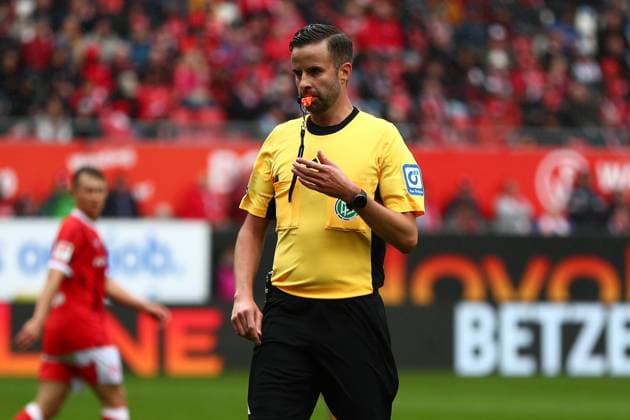 04.10.2025, xmohx, Fussball 2.Bundesliga, 1.FC Kaiserslautern - VfL Bochum v.l. Schiedsrichter Referee Michael Bacher (Rosenheim) (DFL DFB REGULATIONS PROHIBIT ANY USE OF PHOTOGRAPHS as IMAGE SEQUENCES and or QUASI-VIDEO) Kaiserslautern