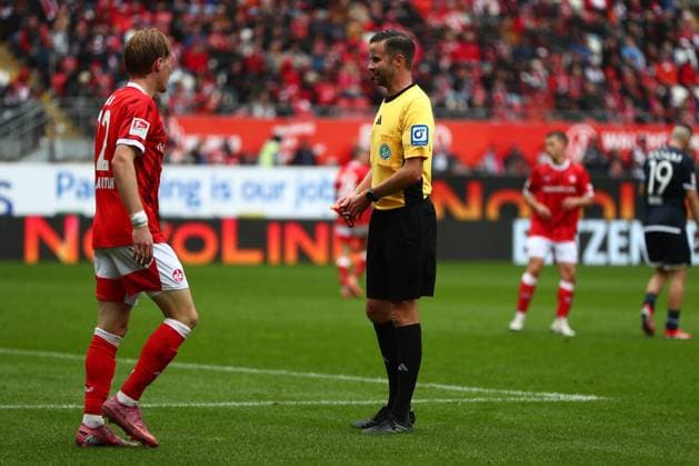 04.10.2025, xmohx, Fussball 2.Bundesliga, 1.FC Kaiserslautern - VfL Bochum v.l. Mika Haas (1. FC Kaiserslautern) Schiedsrichter Referee Michael Bacher (Rosenheim) (DFL DFB REGULATIONS PROHIBIT ANY USE OF PHOTOGRAPHS as IMAGE SEQUENCES and or QUASI-VIDEO) Kaiserslautern