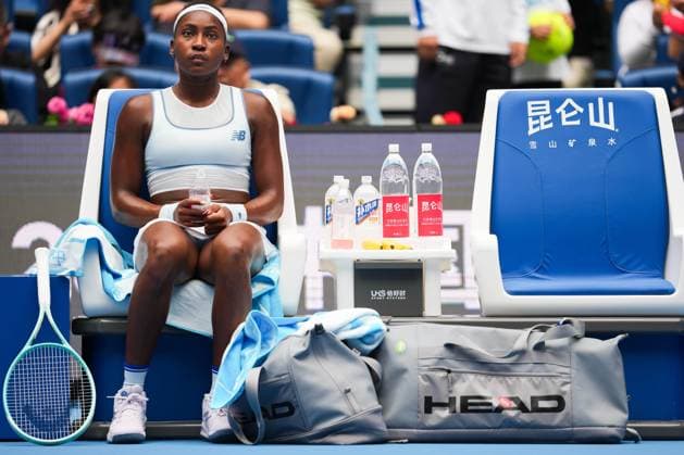 Sport Bilder des Tages (251004) -- BEIJING, Oct. 4, 2025 -- Coco Gauff reacts during the women s singles semifinal match between Coco Gauff of the United States and Amanda Anisimova of the United States at 2025 China Open tennis tournament in Beijing, China, Oct. 4, 2025. ) (SP)CHINA-BEIJING-TENNIS-CHINA OPEN-WOMEN S SINGLES-SEMIFINAL (CN) NaxYuqi 