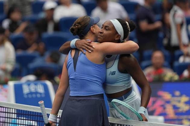 (251004) -- BEIJING, Oct. 4, 2025 -- Amanda Anisimova (L) of the United States hugs Coco Gauff of the United States after their women s singles semifinal match at 2025 China Open tennis tournament in Beijing, China, Oct. 4, 2025. ) (SP)CHINA-BEIJING-TENNIS-CHINA OPEN-WOMEN S SINGLES-SEMIFINAL (CN) XiexHan 