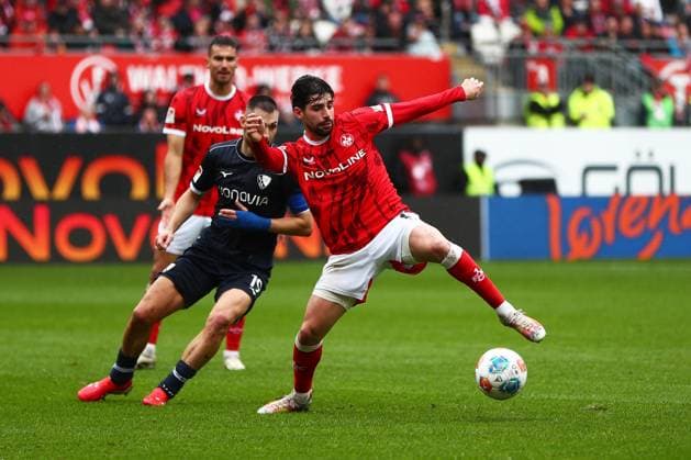 04.10.2025, xmohx, Fussball 2.Bundesliga, 1.FC Kaiserslautern - VfL Bochum v.l. Matus Bero (VfL Bochum) Semih Sahin (1. FC Kaiserslautern) Zweikampf, Aktion, action, battle for the ball (DFL DFB REGULATIONS PROHIBIT ANY USE OF PHOTOGRAPHS as IMAGE SEQUENCES and or QUASI-VIDEO) Kaiserslautern