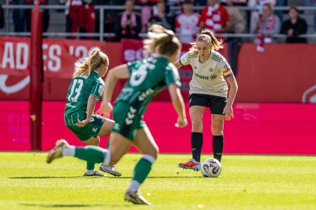 Ricarda Walkling 13 (SV Werder Bremen), Georgia Stanway 31 (FC Bayern Muenchen Frauen), FC Bayern Frauen Muenchen - SV Werder Bremen, Google Pixel Frauenbundesliga, 5. Spieltag, 04.10.25 DFB regulations prohibit any use of photographs as image sequences and or quasi-video. (kolbert-press) Muenchen Bayern Deutschland