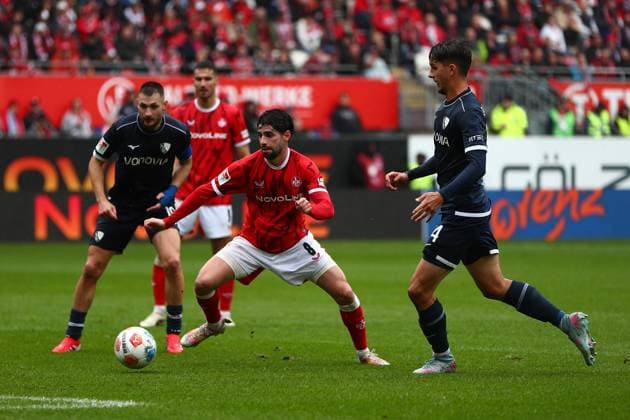 04.10.2025, xmohx, Fussball 2.Bundesliga, 1.FC Kaiserslautern - VfL Bochum v.l. Matus Bero (VfL Bochum) Semih Sahin (1. FC Kaiserslautern) Zweikampf, Aktion, action, battle for the ball Cajetan Lenz (VfL Bochum) (DFL DFB REGULATIONS PROHIBIT ANY USE OF PHOTOGRAPHS as IMAGE SEQUENCES and or QUASI-VIDEO) Kaiserslautern