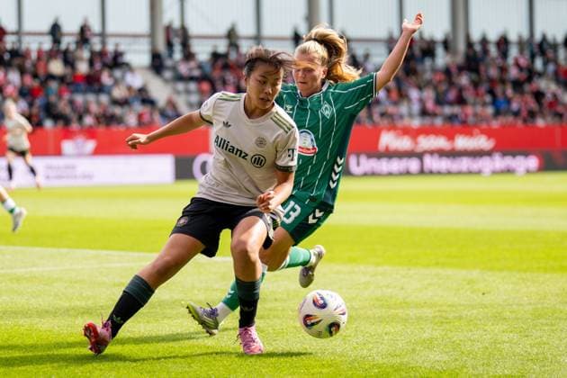 Momoko Tanikawa 18 (FC Bayern Muenchen Frauen), im Zweikampf mit Ricarda Walkling 13 (SV Werder Bremen), FC Bayern Frauen Muenchen - SV Werder Bremen, Google Pixel Frauenbundesliga, 5. Spieltag, 04.10.25 DFB regulations prohibit any use of photographs as image sequences and or quasi-video. (kolbert-press) Muenchen Bayern Deutschland