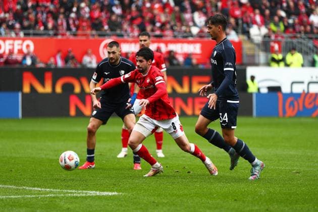 04.10.2025, xmohx, Fussball 2.Bundesliga, 1.FC Kaiserslautern - VfL Bochum v.l. Matus Bero (VfL Bochum) Semih Sahin (1. FC Kaiserslautern) Zweikampf, Aktion, action, battle for the ball Cajetan Lenz (VfL Bochum) (DFL DFB REGULATIONS PROHIBIT ANY USE OF PHOTOGRAPHS as IMAGE SEQUENCES and or QUASI-VIDEO) Kaiserslautern