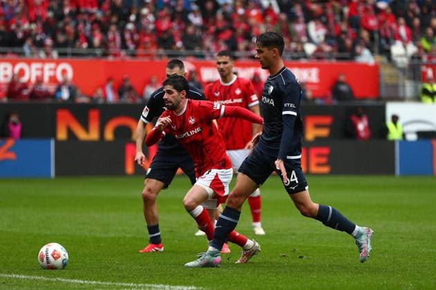 04.10.2025, xmohx, Fussball 2.Bundesliga, 1.FC Kaiserslautern - VfL Bochum v.l. Matus Bero (VfL Bochum) Semih Sahin (1. FC Kaiserslautern) Zweikampf, Aktion, action, battle for the ball Cajetan Lenz (VfL Bochum) (DFL DFB REGULATIONS PROHIBIT ANY USE OF PHOTOGRAPHS as IMAGE SEQUENCES and or QUASI-VIDEO) Kaiserslautern