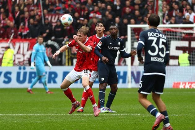 04.10.2025, xmohx, Fussball 2.Bundesliga, 1.FC Kaiserslautern - VfL Bochum v.l. Mika Haas (1. FC Kaiserslautern) Mathis Claricia (VfL Bochum) Zweikampf, Aktion, action, battle for the ball (DFL DFB REGULATIONS PROHIBIT ANY USE OF PHOTOGRAPHS as IMAGE SEQUENCES and or QUASI-VIDEO) Kaiserslautern