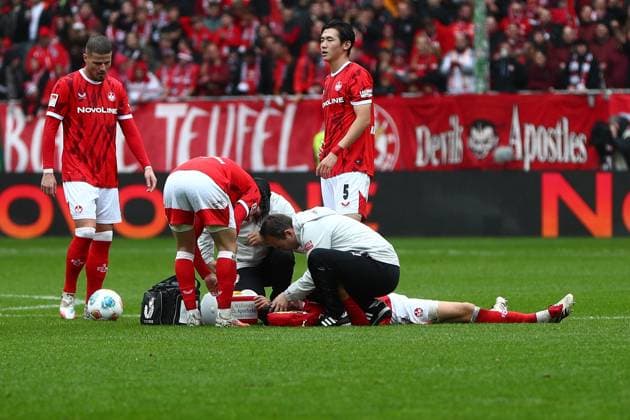 04.10.2025, xmohx, Fussball 2.Bundesliga, 1.FC Kaiserslautern - VfL Bochum v.l. Fabian Kunze (1. FC Kaiserslautern) verletzt, Verletzung, Schmerz, Schmerzen (DFL DFB REGULATIONS PROHIBIT ANY USE OF PHOTOGRAPHS as IMAGE SEQUENCES and or QUASI-VIDEO) Kaiserslautern