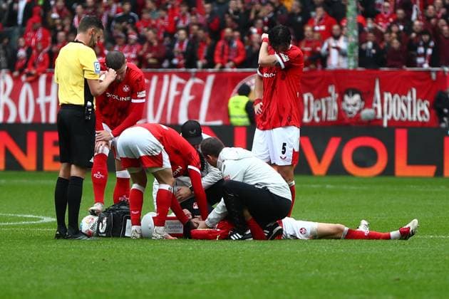 04.10.2025, xmohx, Fussball 2.Bundesliga, 1.FC Kaiserslautern - VfL Bochum v.l. Fabian Kunze (1. FC Kaiserslautern) verletzt, Verletzung, Schmerz, Schmerzen (DFL DFB REGULATIONS PROHIBIT ANY USE OF PHOTOGRAPHS as IMAGE SEQUENCES and or QUASI-VIDEO) Kaiserslautern