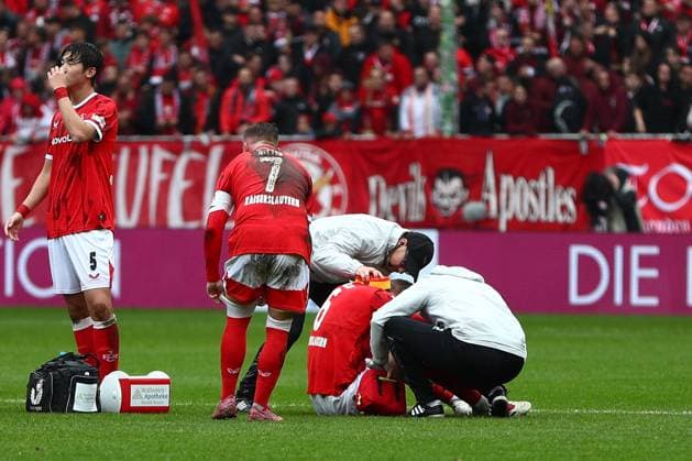 04.10.2025, xmohx, Fussball 2.Bundesliga, 1.FC Kaiserslautern - VfL Bochum v.l. Fabian Kunze (1. FC Kaiserslautern) verletzt, Verletzung, Schmerz, Schmerzen (DFL DFB REGULATIONS PROHIBIT ANY USE OF PHOTOGRAPHS as IMAGE SEQUENCES and or QUASI-VIDEO) Kaiserslautern