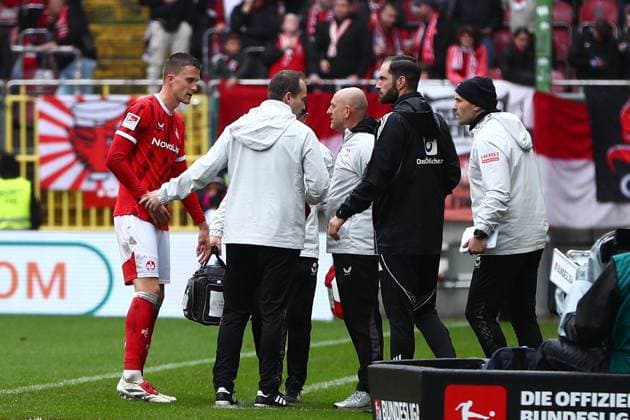 04.10.2025, xmohx, Fussball 2.Bundesliga, 1.FC Kaiserslautern - VfL Bochum v.l. Fabian Kunze (1. FC Kaiserslautern) verletzt, Verletzung, Schmerz, Schmerzen Trainer Torsten Lieberknecht (1. FC Kaiserslautern) (DFL DFB REGULATIONS PROHIBIT ANY USE OF PHOTOGRAPHS as IMAGE SEQUENCES and or QUASI-VIDEO) Kaiserslautern