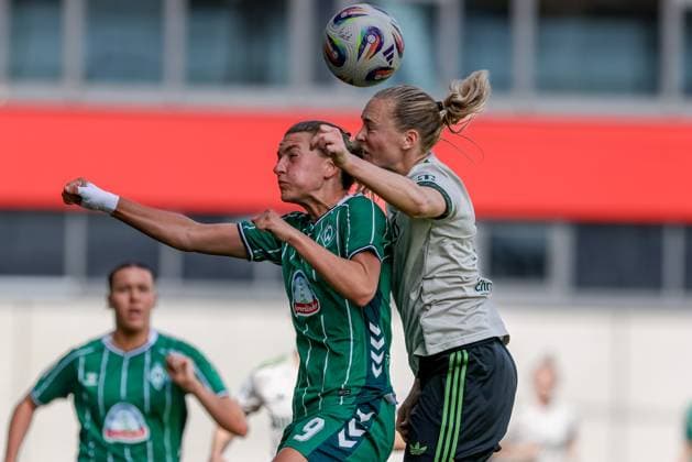 v.li.: Medina Desic (SV Werder Bremen, 9) und Magdalena Eriksson (FC Bayern München, 5) im Kopfballduell, Kopfball, Zweikampf, Action, Aktion, Spielszene, DIE DFB-RICHTLINIEN UNTERSAGEN JEGLICHE NUTZUNG VON FOTOS ALS SEQUENZBILDER UND ODER VIDEOÄHNLICHE FOTOSTRECKEN. DFB REGULATIONS PROHIBIT ANY USE OF PHOTOGRAPHS AS IMAGE SEQUENCES AND OR QUASI-VIDEO., 04.10.2025, München (Deutschland), Fussball, Google Pixel Frauen-Bundesliga, FC Bayern München - SV Werder Bremen