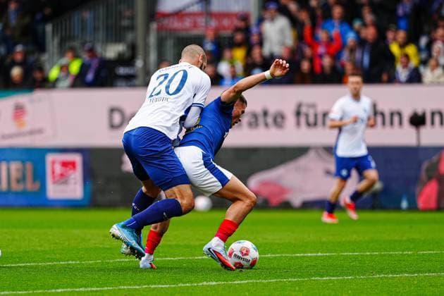 Aleksandar Vukotic (SV Darmstadt 98, 20), Adrian Kapralik (Holstein Kiel, 20) GER, Holstein Kiel vs. SV Darmstadt 98, Fussball, 2. Bundesliga, Spieltag 8, Saison 2025 2026, 04.10.2025 DFL REGULATIONS PROHIBIT ANY USE OF PHOTOGRAPHS AS IMAGE SEQUENCES AND OR QUASI-VIDEO GER, Holstein Kiel vs. SV Darmstadt 98, Fussball, 2. Bundesliga, Spieltag 8, Saison 2025 2026, 04.10.2025 Kiel