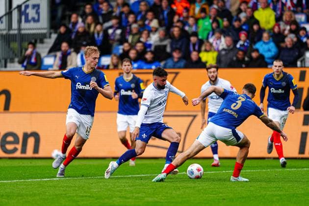 Kasper Davidsen (Holstein Kiel, 15), Marco Richter (SV Darmstadt 98, 23), Marco Komenda (Holstein Kiel, 03) GER, Holstein Kiel vs. SV Darmstadt 98, Fussball, 2. Bundesliga, Spieltag 8, Saison 2025 2026, 04.10.2025 DFL REGULATIONS PROHIBIT ANY USE OF PHOTOGRAPHS AS IMAGE SEQUENCES AND OR QUASI-VIDEO GER, Holstein Kiel vs. SV Darmstadt 98, Fussball, 2. Bundesliga, Spieltag 8, Saison 2025 2026, 04.10.2025 Kiel
