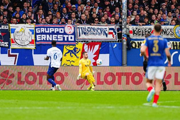 Marcel Schuhen (SV Darmstadt 98, 01) haelt Torschuss Torchance Phil Harres (Holstein Kiel, 19) GER, Holstein Kiel vs. SV Darmstadt 98, Fussball, 2. Bundesliga, Spieltag 8, Saison 2025 2026, 04.10.2025 DFL REGULATIONS PROHIBIT ANY USE OF PHOTOGRAPHS AS IMAGE SEQUENCES AND OR QUASI-VIDEO GER, Holstein Kiel vs. SV Darmstadt 98, Fussball, 2. Bundesliga, Spieltag 8, Saison 2025 2026, 04.10.2025 Kiel