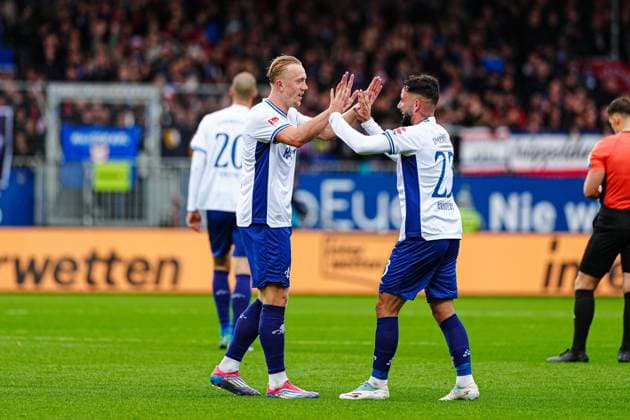 Torjubel Isac Lidberg (SV Darmstadt 98, 07) und Marco Richter (SV Darmstadt 98, 23) nach Tor zum 0:1 Isac Lidberg (SV Darmstadt 98, 07) GER, Holstein Kiel vs. SV Darmstadt 98, Fussball, 2. Bundesliga, Spieltag 8, Saison 2025 2026, 04.10.2025 DFL REGULATIONS PROHIBIT ANY USE OF PHOTOGRAPHS AS IMAGE SEQUENCES AND OR QUASI-VIDEO GER, Holstein Kiel vs. SV Darmstadt 98, Fussball, 2. Bundesliga, Spieltag 8, Saison 2025 2026, 04.10.2025 Kiel