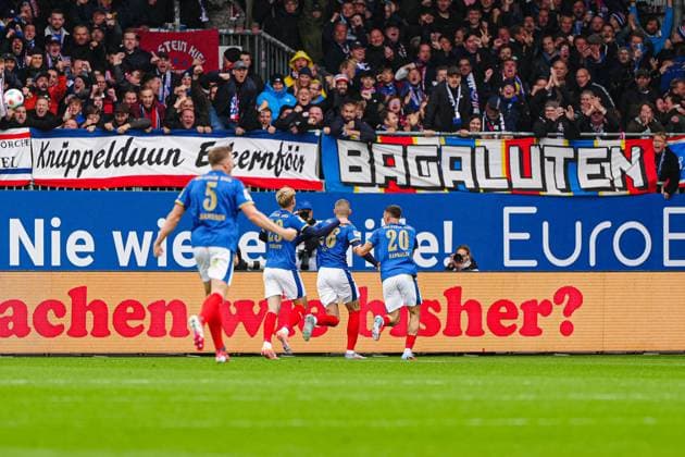 Torjubel Holstein Kiel nach Tor zum 1:1 David Zec (Holstein Kiel, 26) GER, Holstein Kiel vs. SV Darmstadt 98, Fussball, 2. Bundesliga, Spieltag 8, Saison 2025 2026, 04.10.2025 DFL REGULATIONS PROHIBIT ANY USE OF PHOTOGRAPHS AS IMAGE SEQUENCES AND OR QUASI-VIDEO GER, Holstein Kiel vs. SV Darmstadt 98, Fussball, 2. Bundesliga, Spieltag 8, Saison 2025 2026, 04.10.2025 Kiel