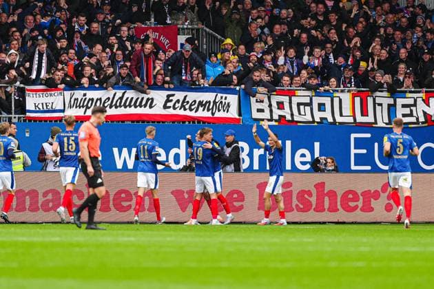 Torjubel Holstein Kiel nach Tor zum 1:1 David Zec (Holstein Kiel, 26) GER, Holstein Kiel vs. SV Darmstadt 98, Fussball, 2. Bundesliga, Spieltag 8, Saison 2025 2026, 04.10.2025 DFL REGULATIONS PROHIBIT ANY USE OF PHOTOGRAPHS AS IMAGE SEQUENCES AND OR QUASI-VIDEO GER, Holstein Kiel vs. SV Darmstadt 98, Fussball, 2. Bundesliga, Spieltag 8, Saison 2025 2026, 04.10.2025 Kiel