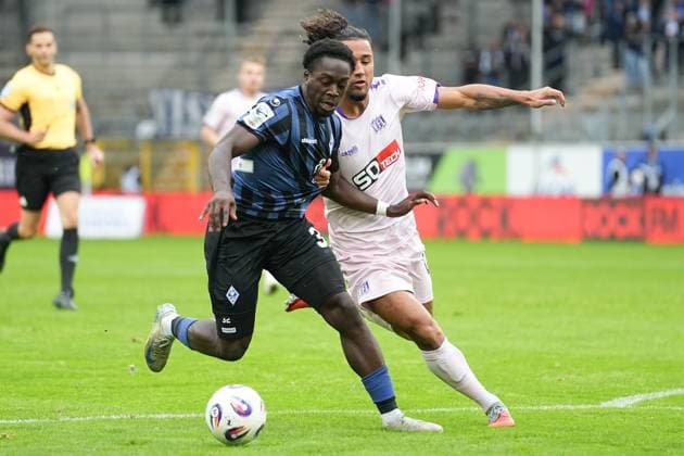 Fussball: 3. Liga, 10. Spieltag, SV Waldhof Mannheim - VfL Osnabrück am 04.10.2025 in Mannheim (Carl-Benz-Stadion), Deutschland, Saison 2025 2026 DFL REGULATIONS PROHIBIT ANY USE OF PHOTOGRAPHS AS IMAGE SEQUENCES AND OR QUASI VIDEO: Kennedy Okpala (32, SVWM) im Zweikampf mit Yigit Karademir (4, VFL). Mannheim Carl-Benz-Stadion Deutschland Copyright: xChristophxKinzingerx
