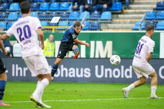 Fussball: 3. Liga, 10. Spieltag, SV Waldhof Mannheim - VfL Osnabrück am 04.10.2025 in Mannheim (Carl-Benz-Stadion), Deutschland, Saison 2025 2026 DFL REGULATIONS PROHIBIT ANY USE OF PHOTOGRAPHS AS IMAGE SEQUENCES AND OR QUASI VIDEO: Sascha Voelcke (2, SVWM) schießt aufs Tor. Mannheim Carl-Benz-Stadion Deutschland Copyright: xChristophxKinzingerx