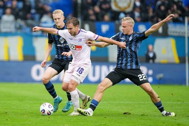 Fussball: 3. Liga, 10. Spieltag, SV Waldhof Mannheim - VfL Osnabrück am 04.10.2025 in Mannheim (Carl-Benz-Stadion), Deutschland, Saison 2025 2026 DFL REGULATIONS PROHIBIT ANY USE OF PHOTOGRAPHS AS IMAGE SEQUENCES AND OR QUASI VIDEO: Lars Kehl (18, VFL) behauptet den Ball gegen Julian Rieckmann (21, SVWM) und Janne Sietan (22, SVWM). Mannheim Carl-Benz-Stadion Deutschland Copyright: xChristophxKinzingerx