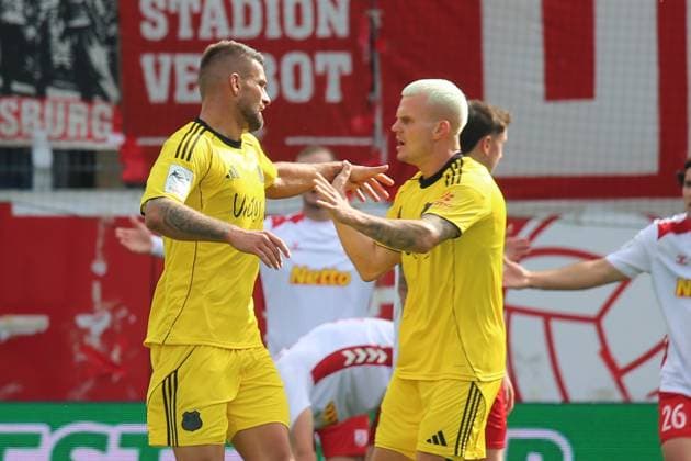 04.10.2025, xpfrx, Fussball 3.Liga, Jahn Regensburg - 1.FC Saarbrücken v.l. Torjubel nach dem Tor zum celebrating the goal celebrate 0:1 durch Kai Brünker (1.FC Saarbruecken) (DFL DFB REGULATIONS PROHIBIT ANY USE OF PHOTOGRAPHS as IMAGE SEQUENCES and or QUASI-VIDEO) Regensburg